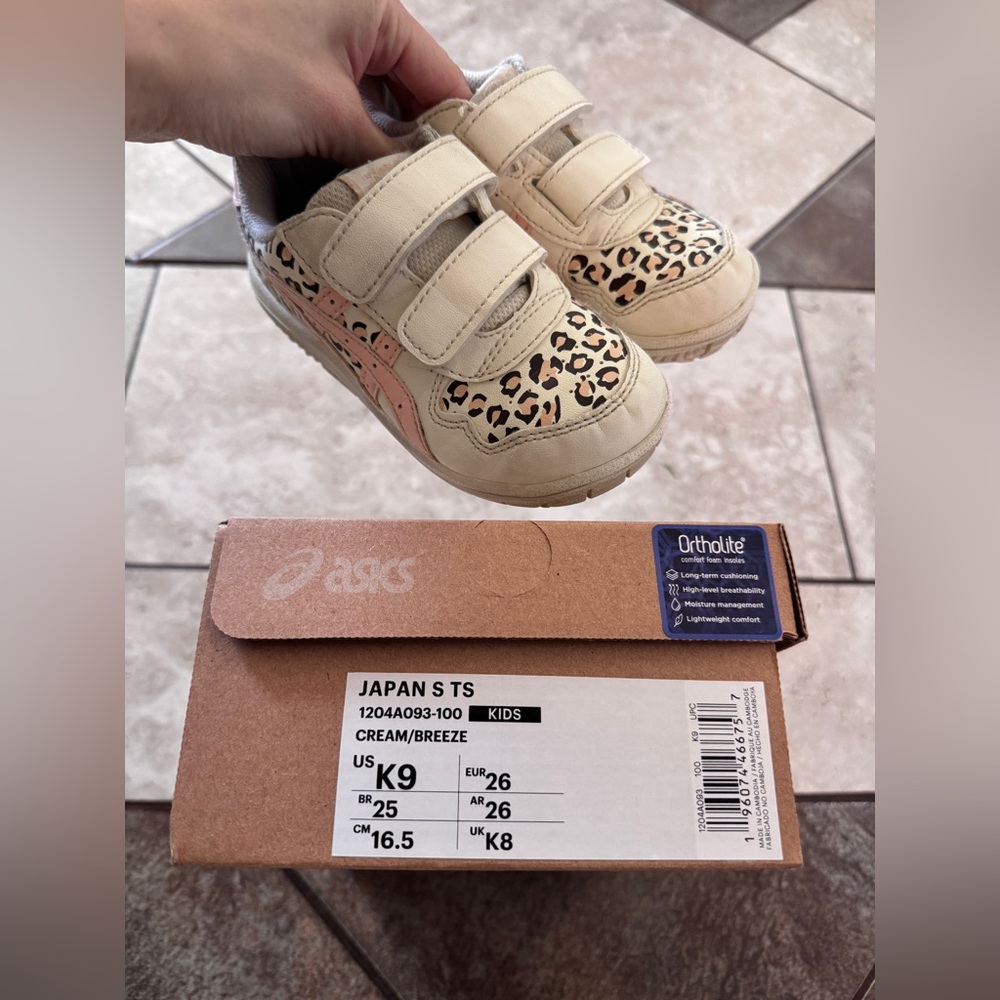 70% new ASICS Kids Sneakers in Cream and Tan with Leopard Print